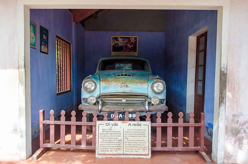 385 - Vietnam - Hue - pagoda Thien Mu - coche Austin azul de Thich Quang Duc